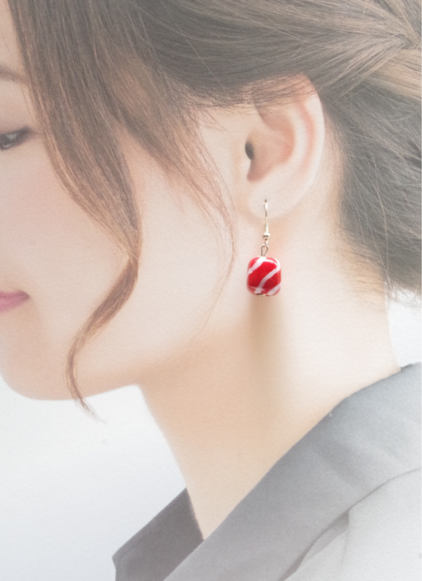 サイコロピアス（赤・ストライプ柄）（中）
