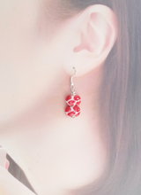 ミニ・シェルWピアス（キリン柄・レッド×ホワイト)