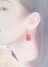 ミニ・シェルWピアス（キリン柄・レッド×ホワイト)