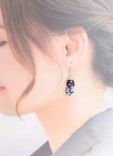 ミニボックスWピアス（キリン柄・ダークブルー×ホワイト)