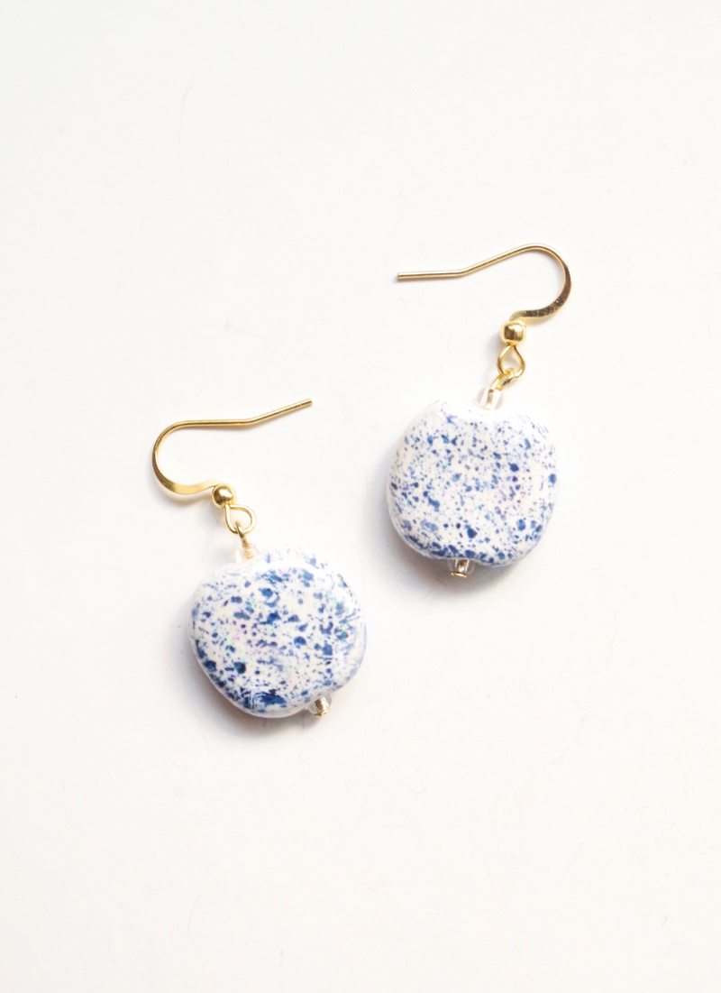 PITAPATピアス（スプラッシュ模様・パール・ホワイト＆ブルー)