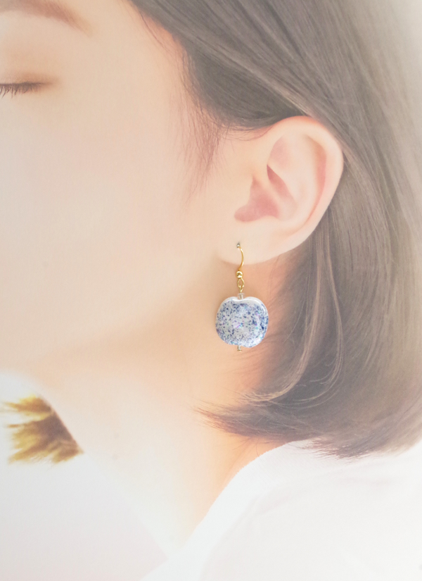PITAPATピアス（スプラッシュ模様・パール・ホワイト＆ブルー)
