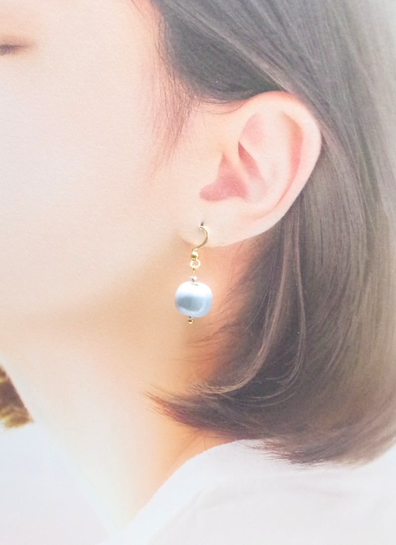MINI TANGOピアス（パール・ライトブルー)