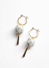 ファセットピアス（フープ／パール・ライトブルー)
