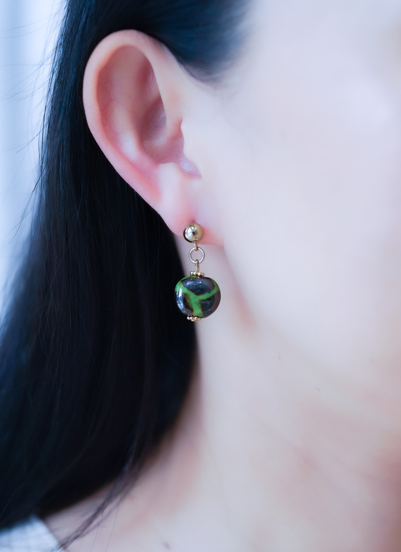 プチラウンドピアス（キリン柄／アップル＆アンティークゴールドMIX)