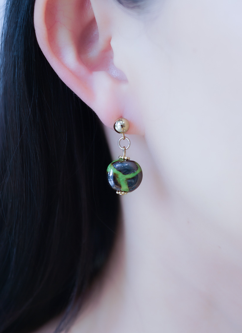 プチラウンドピアス（キリン柄／アップル＆アンティークゴールドMIX)