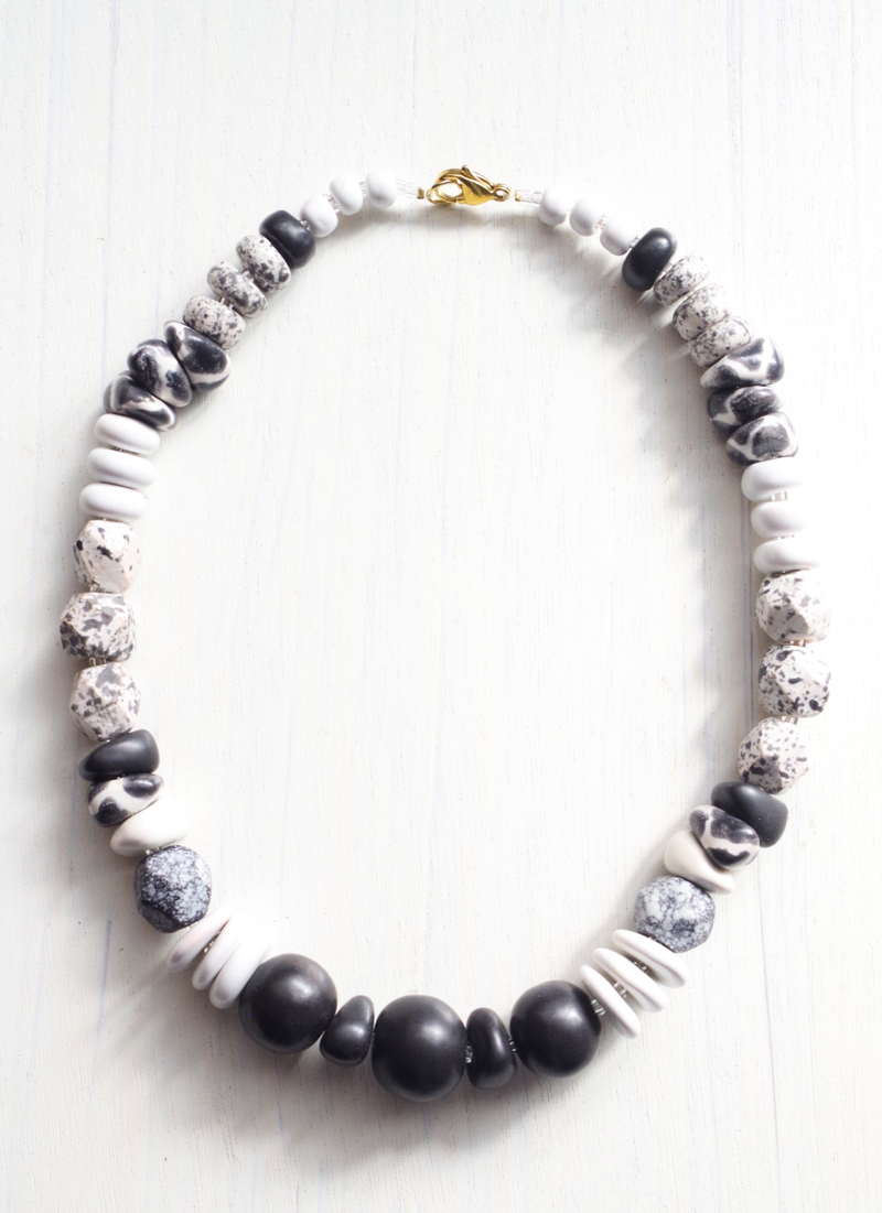 ミックスビーズネックレス（モノトーン・キリン柄MIX)