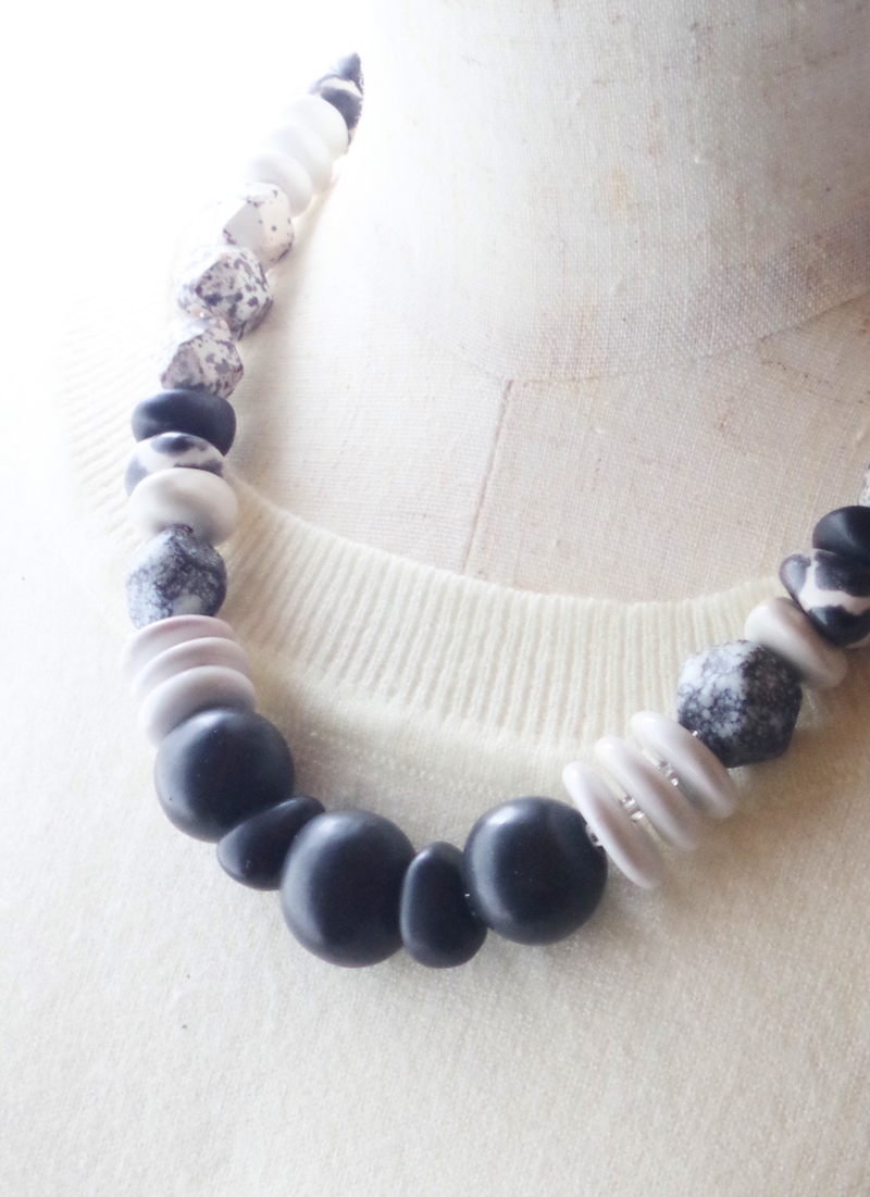 ミックスビーズネックレス（モノトーン・キリン柄MIX)