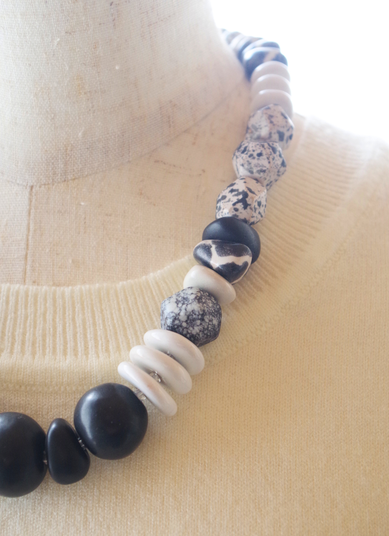 ミックスビーズネックレス（モノトーン・キリン柄MIX)