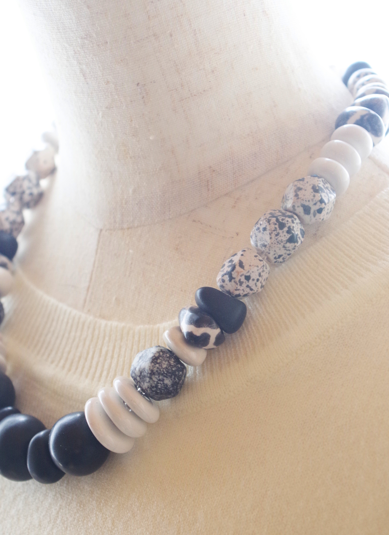 ミックスビーズネックレス（モノトーン・キリン柄MIX)