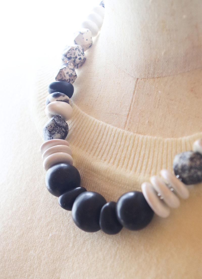 ミックスビーズネックレス（モノトーン・キリン柄MIX)