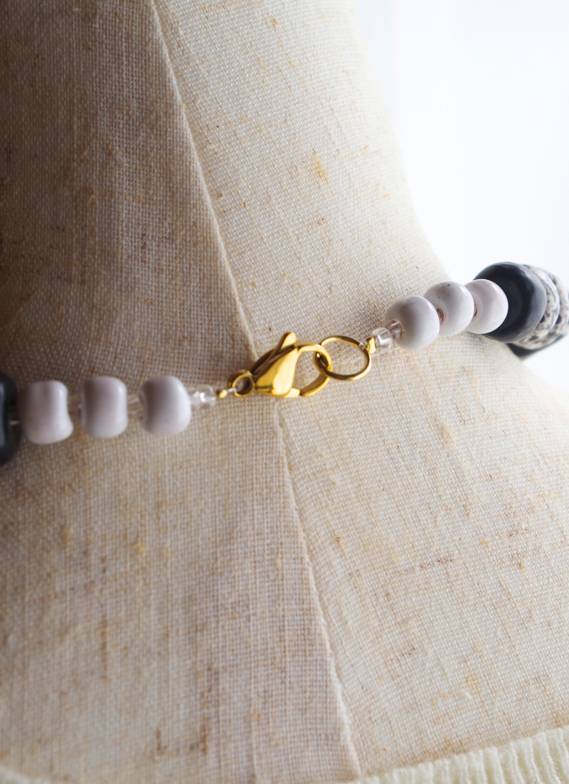 ミックスビーズネックレス（モノトーン・キリン柄MIX)