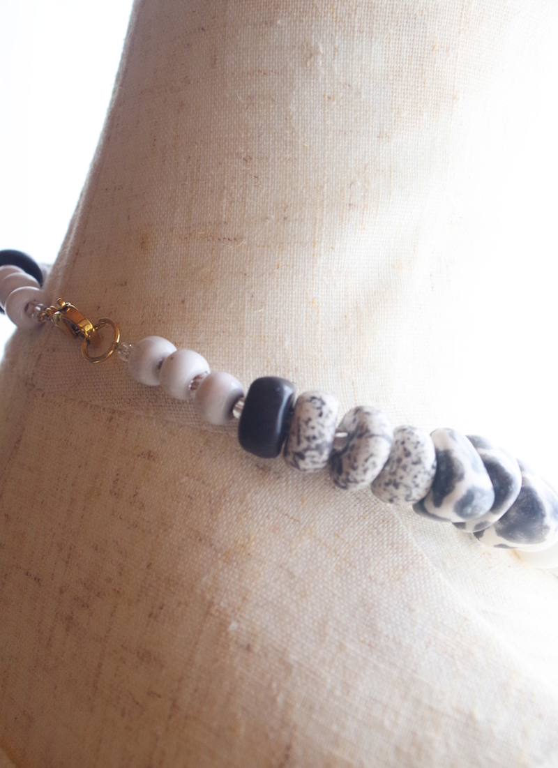 ミックスビーズネックレス（モノトーン・キリン柄MIX)