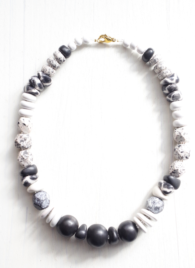 ミックスビーズネックレス（モノトーン・キリン柄MIX)