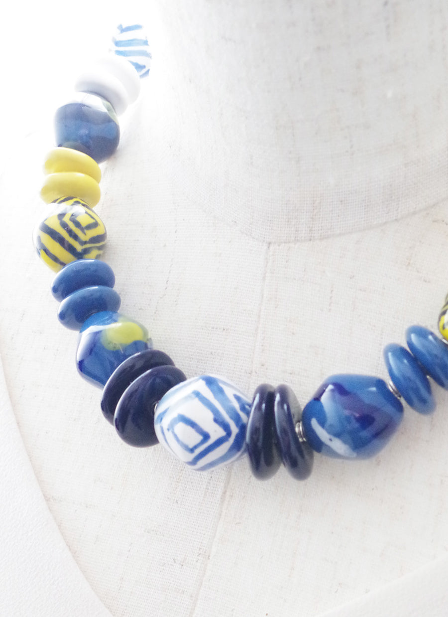 ミックスビーズネックレス（ブルー・イエロー＆白MIX） – Chuui